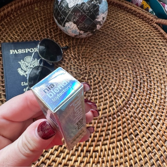 Toy Factory Nia Blend Shade 1 Serum Concealer Sealed New in Box - Picture 2 of 4